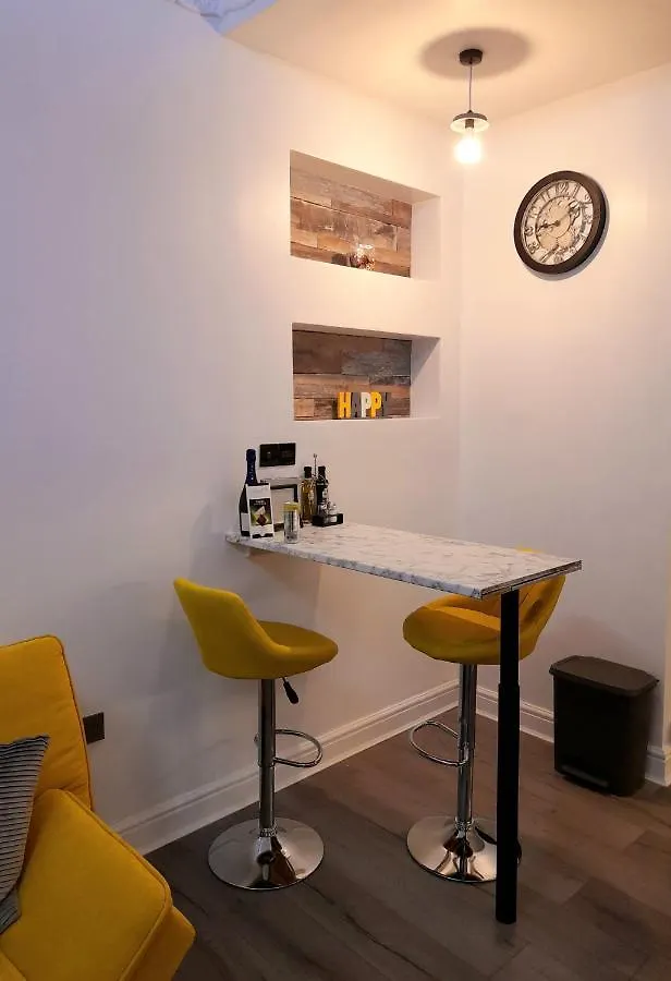Modern Flat Near City Centre. Edinburgh Apartment